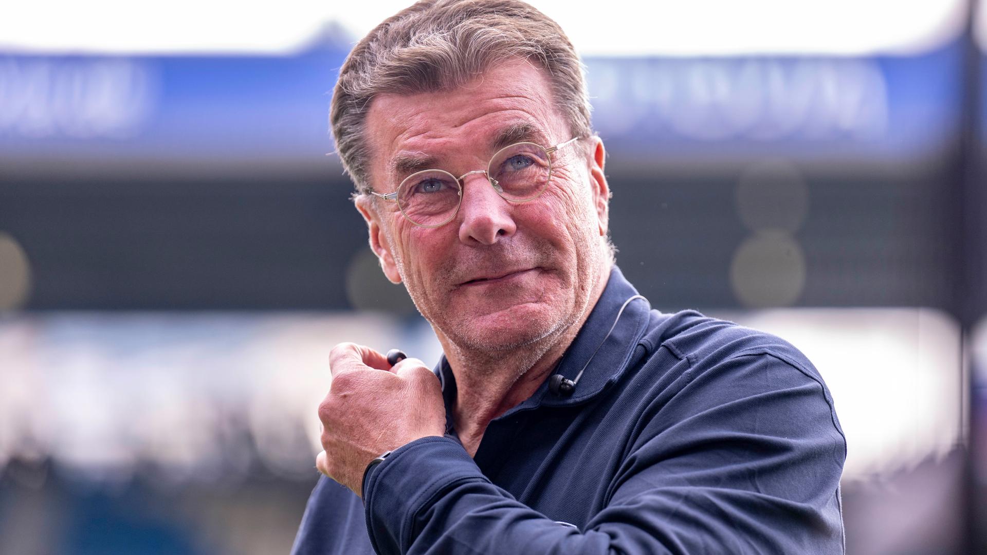 Dieter Hecking, damals Trainer des VfL Bochum, betritt das Stadion am 30.08.2025 in Bochum. 