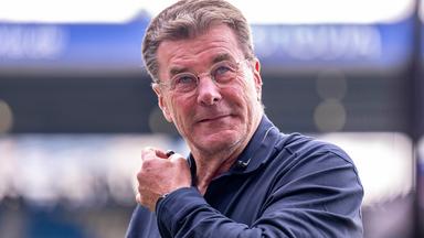 Dieter Hecking, damals Trainer des VfL Bochum, betritt das Stadion am 30.08.2025 in Bochum. 