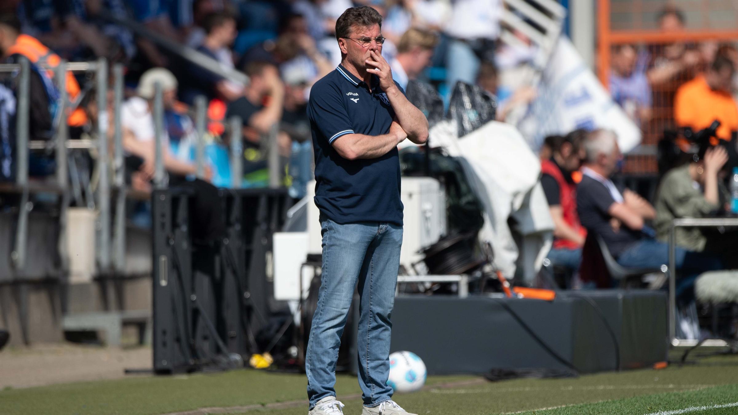 Dieter Hecking beobachtet das Spiel gegen den 1. FC Union Berlin als Fussballtrainer bei seinem Ex-Klub VfL Bochum