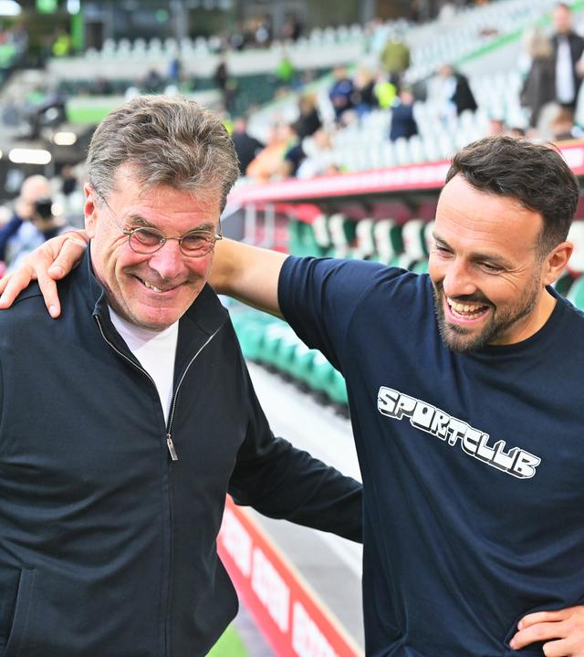 Dieter Hecking im Relegation-Hinspiel zusammen mit Paderborn-Trainer Ralf Kettemann