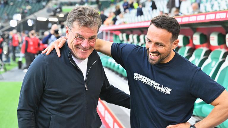 Dieter Hecking im Relegation-Hinspiel zusammen mit Paderborn-Trainer Ralf Kettemann