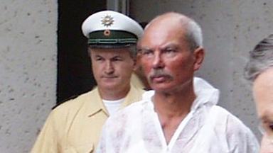 Der deutsche Serienmörder Dieter Zurwehme nach seiner Festnahme zu sehen.