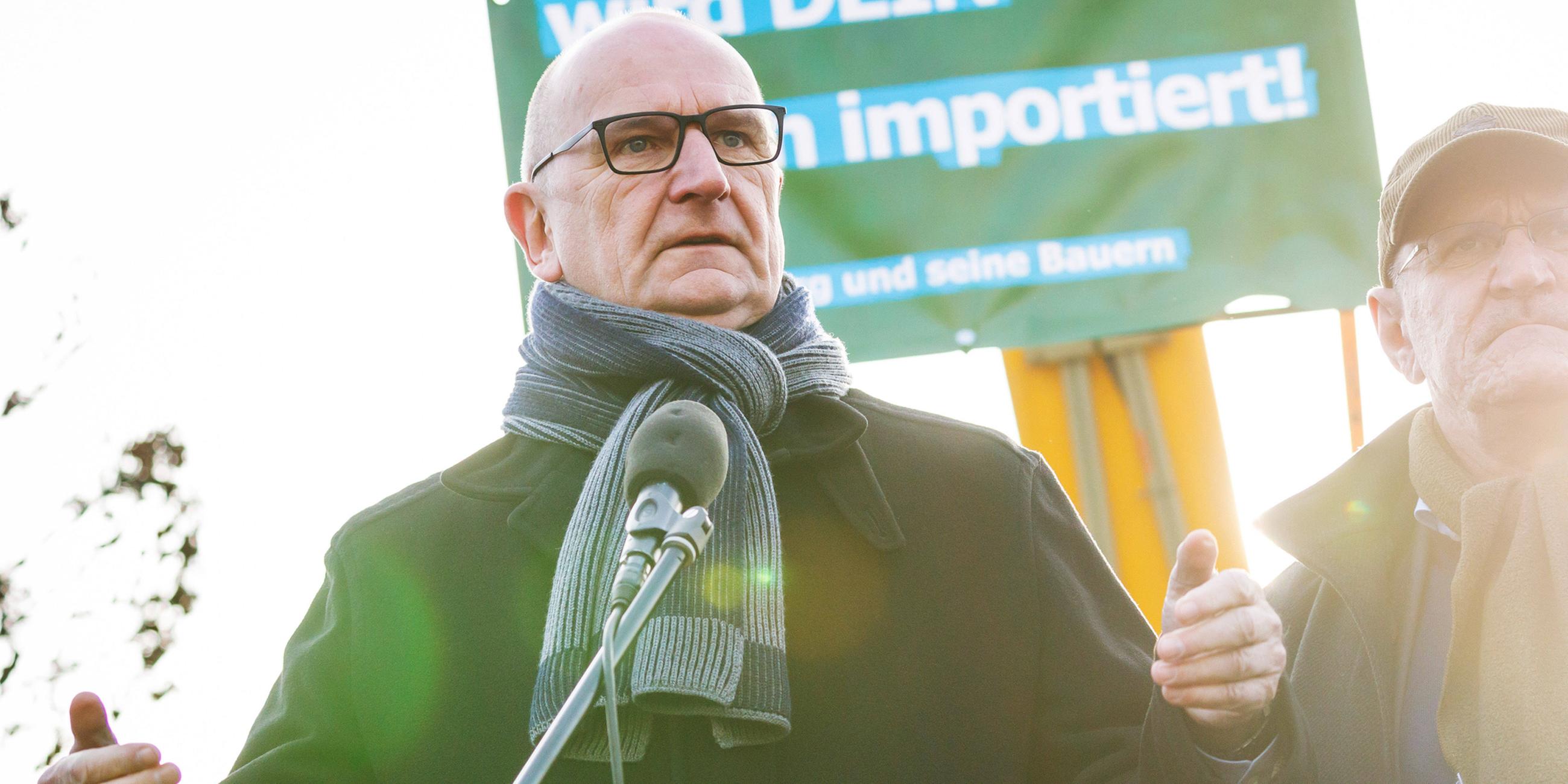 Dietmar Woidke, Ministerpraesident des Landes Brandenburg, spricht zu den Teilnehmern der Protestaktion, neben ihm auf der Buehne Henrik Wendorff, Praesident des brandenburger Landesbauernverbandes. Am 11.1.2024