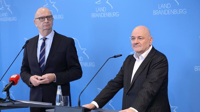 Dietmar Woidke und Robert Crumbach am Rednerpult