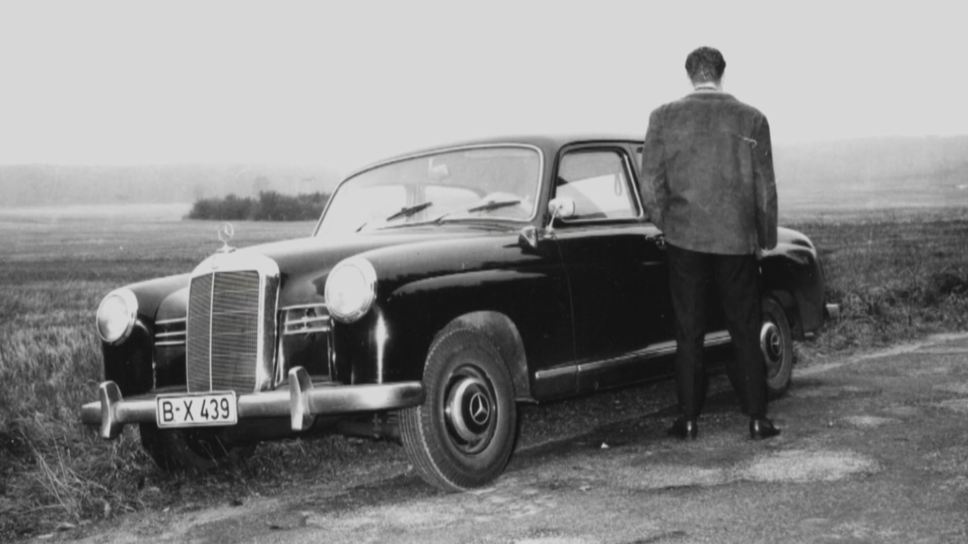 Dietrich Rohrbeck vor seinem Wagen