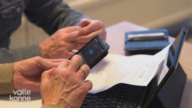 Personen schauen gemeinsam auf Smartphone