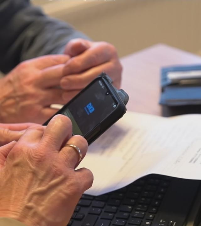 Personen schauen gemeinsam auf Smartphone