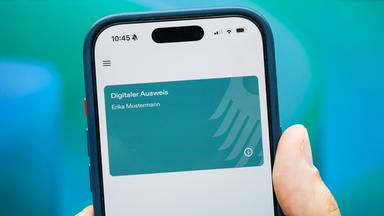  Die Hand eines Mitarbeiters hält im Ministerium für Digitales und Staatsmodernisierung vor Beginn einer "Presse-Roadshow" ein Smartphone mit der App des Projektes EUDI-Wallet (European Digital Identity Wallet).