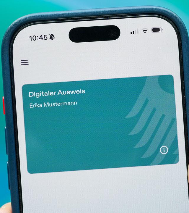  Die Hand eines Mitarbeiters hält im Ministerium für Digitales und Staatsmodernisierung vor Beginn einer "Presse-Roadshow" ein Smartphone mit der App des Projektes EUDI-Wallet (European Digital Identity Wallet).