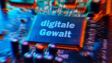 FOTOMONTAGE: Mikrochip mit Aufschrift digitale Gewalt 