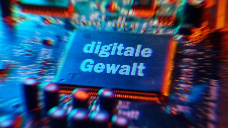 FOTOMONTAGE: Mikrochip mit Aufschrift digitale Gewalt 