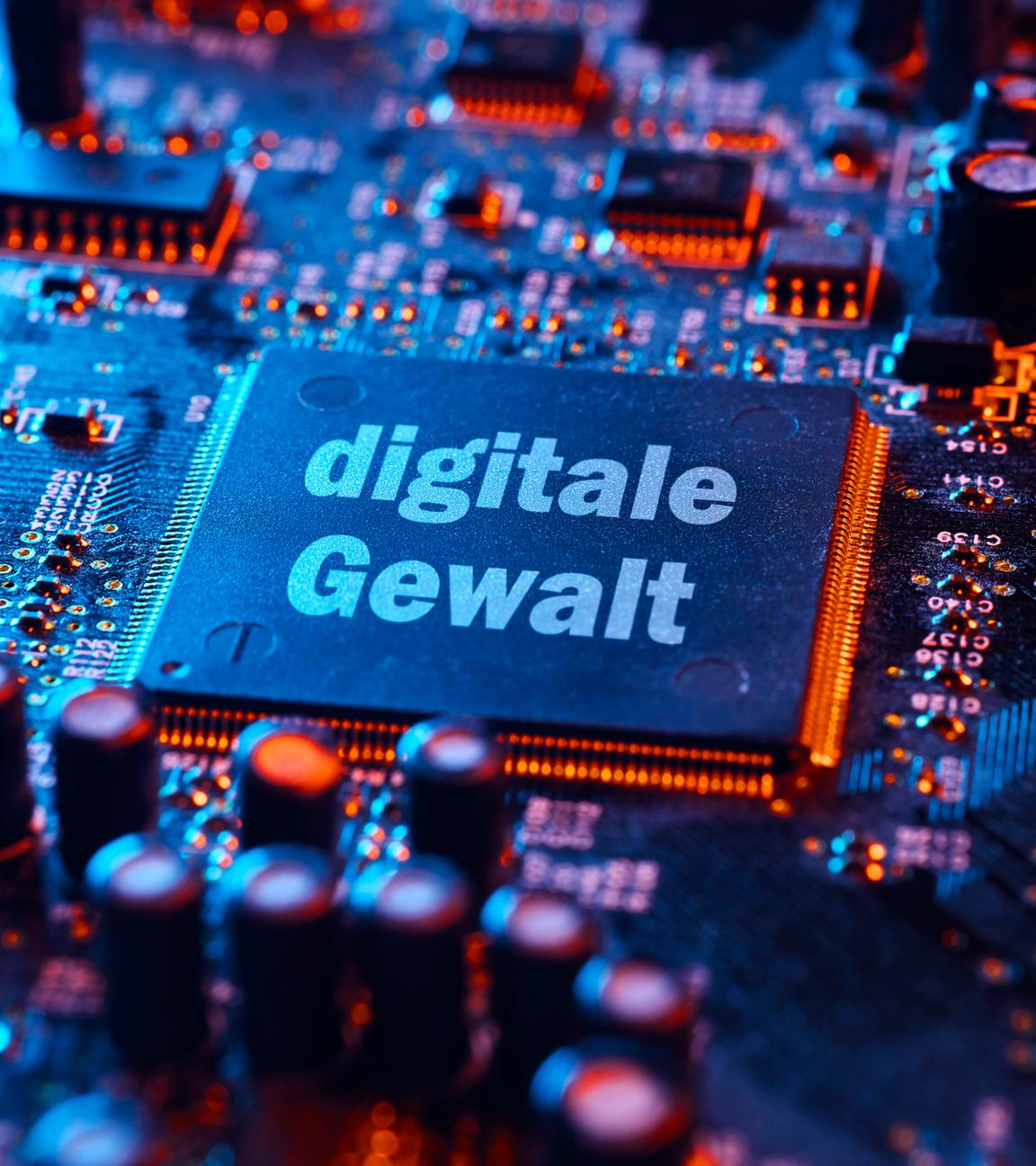 Ein Mikrochip mit Aufschrift digitale Gewalt auf einem Mainboard.