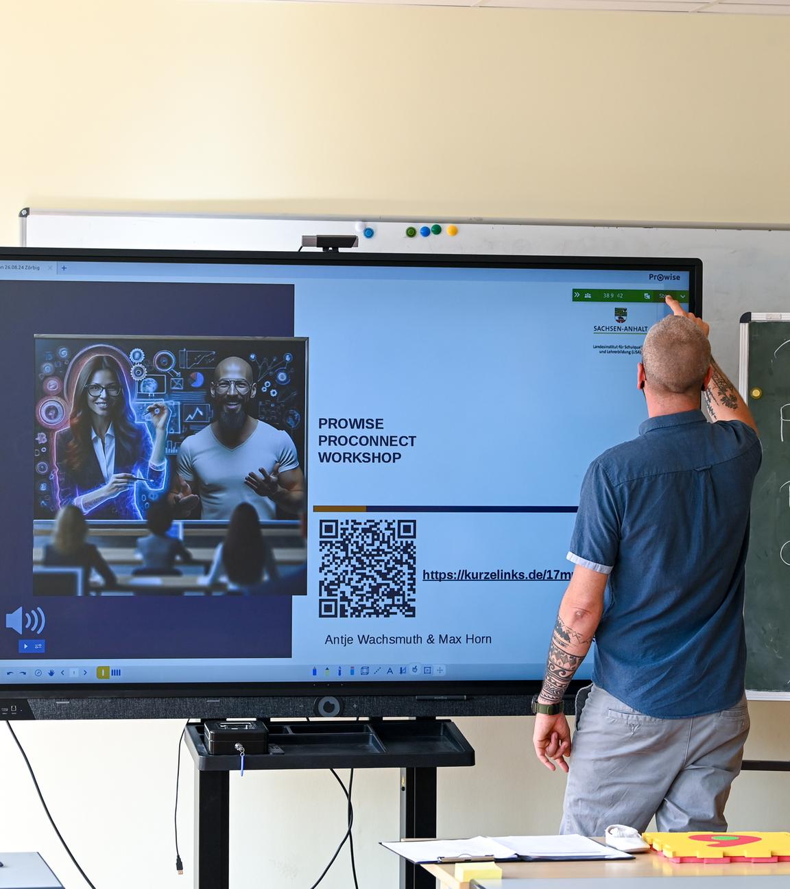 Digitalassistent Max Horn an einer digitalen Tafel in der Sekundarschule Zörbig.