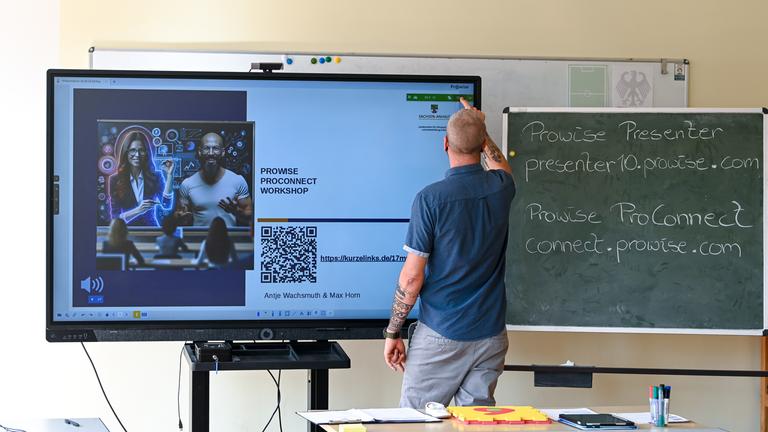 Digitalassistent Max Horn an einer digitalen Tafel in der Sekundarschule Zörbig.