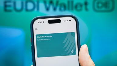 Auf einem Smartphone wird ein digtitaler Ausweis angezeigt. 