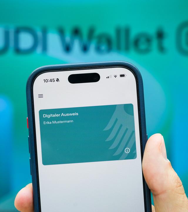 Auf einem Smartphone wird ein digtitaler Ausweis angezeigt. 