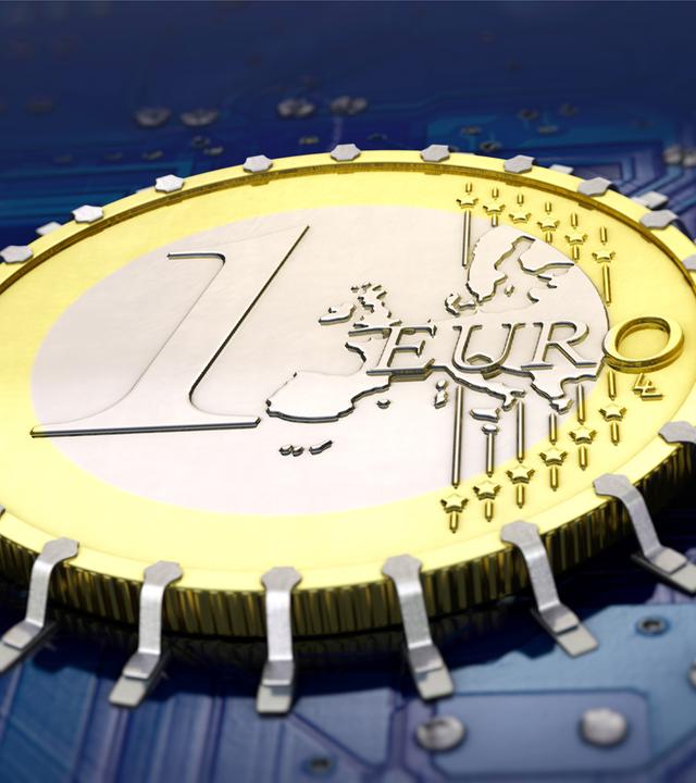 Ein Euro-Stück liegt in der Mitte eines blauen Chips.