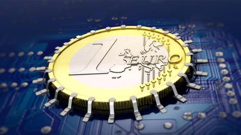 Ein Euro-Stück liegt in der Mitte eines blauen Chips.