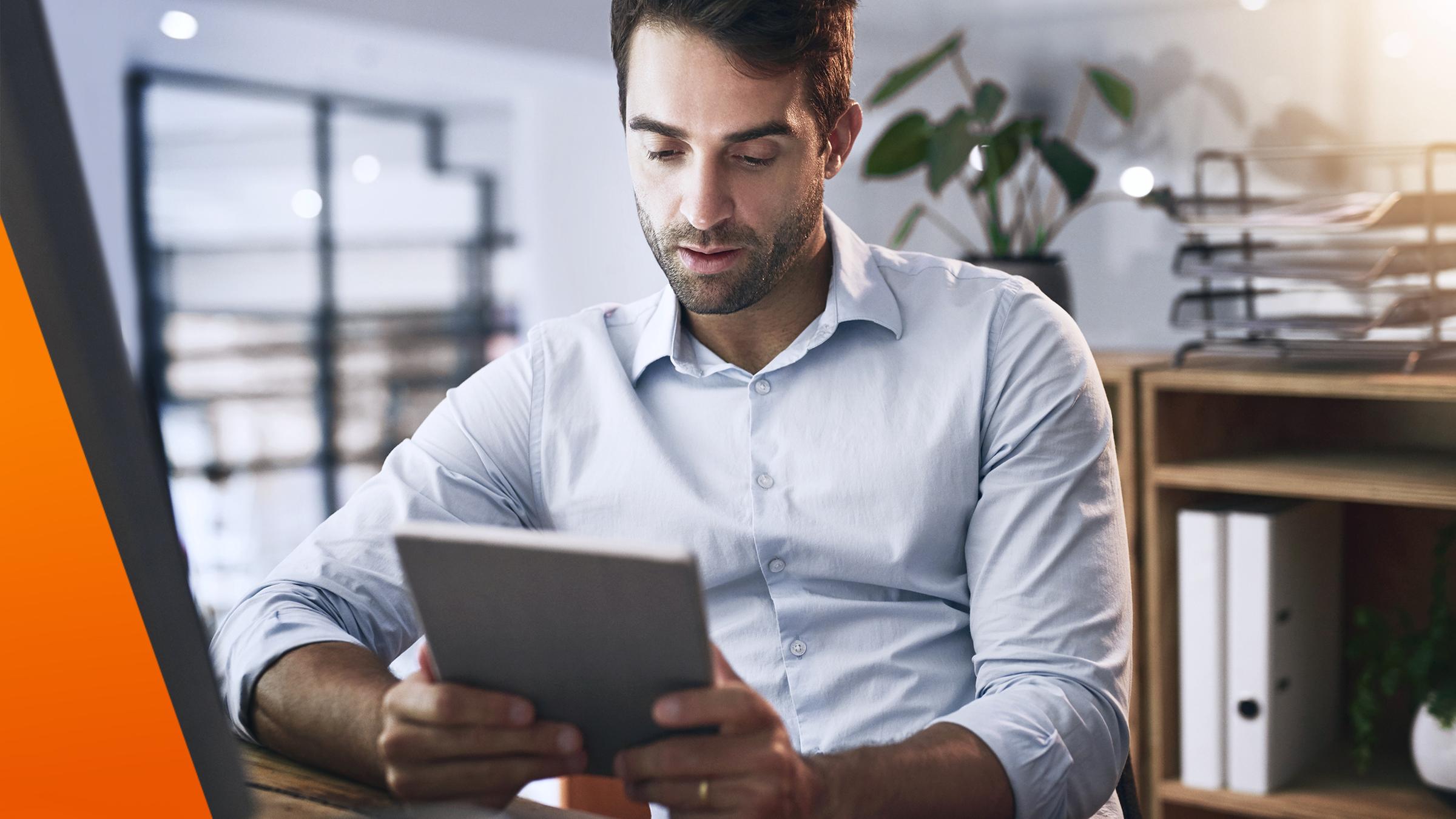Digitalen Nachlass regeln: Mann schaut aufs Tablet