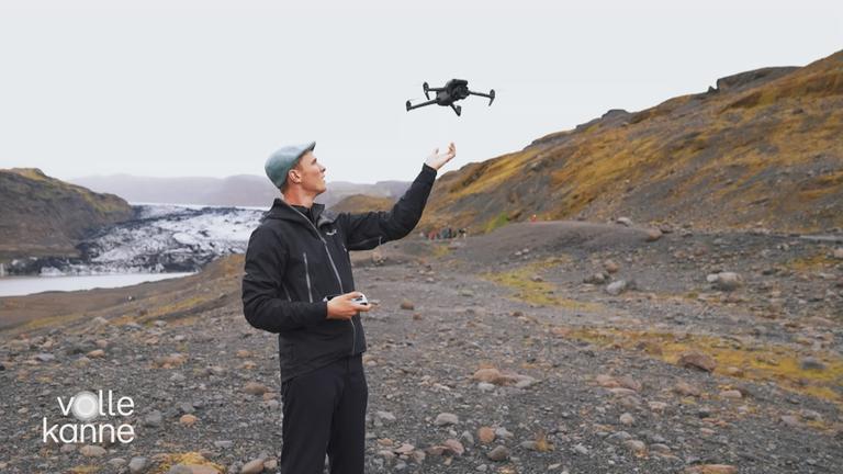 Ein Mann lässt eine Drohne fliegen