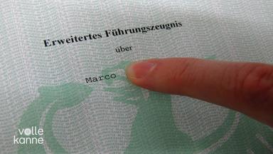 Mensch zeigt auf ein analoges Führungszeugnis
