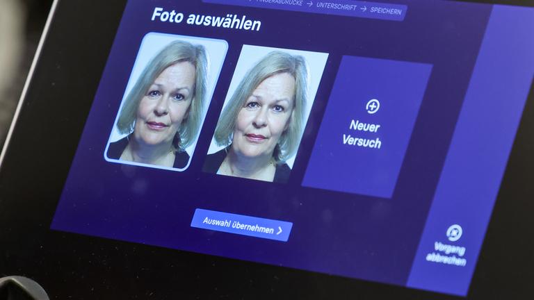 22.04.2025, Sachsen-Anhalt, Dessau-Roßlau: Ein Foto von Nancy Faeser (SPD), geschäftsführende Bundesinnenministerin, ist auf dem neuen Terminal der Bundesdruckerei mit PointID-System zur Beantragung eines Personalausweises im Bürgerbüro zu sehen.