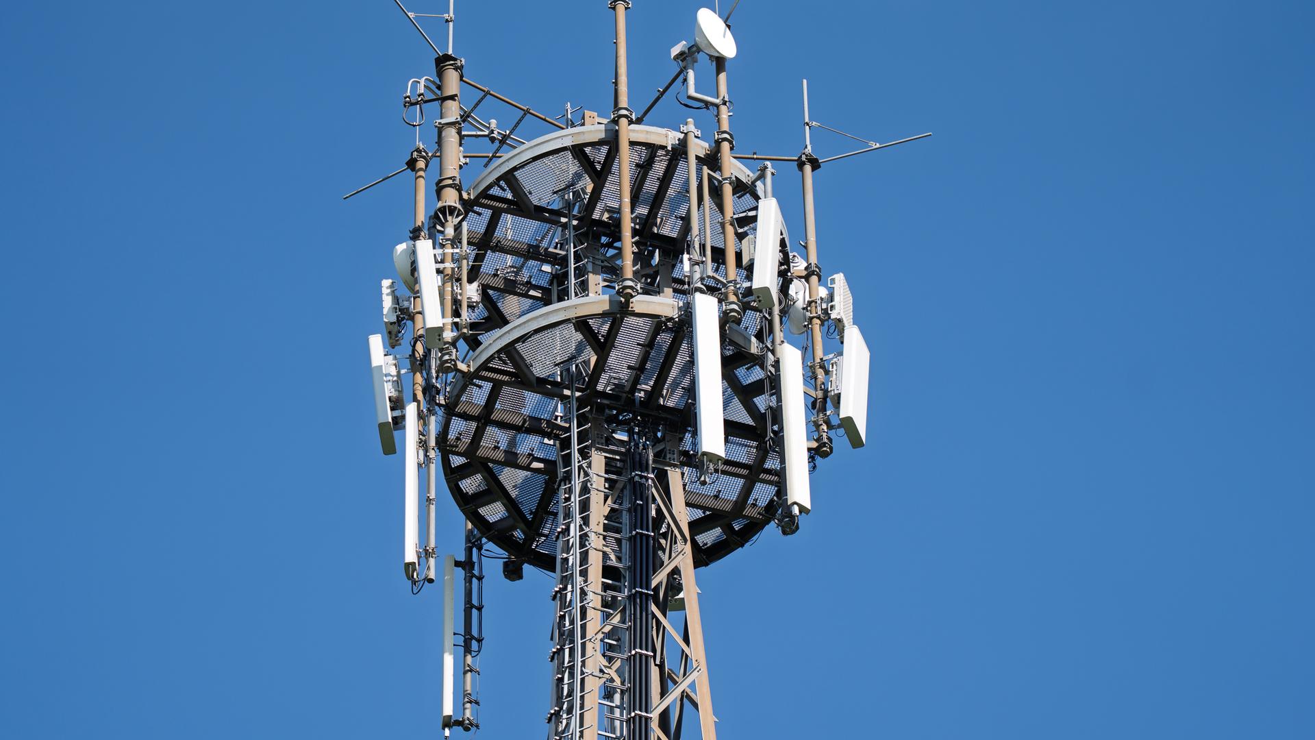 Thüringen: Ein Funkmast mit mehreren Antennen.
