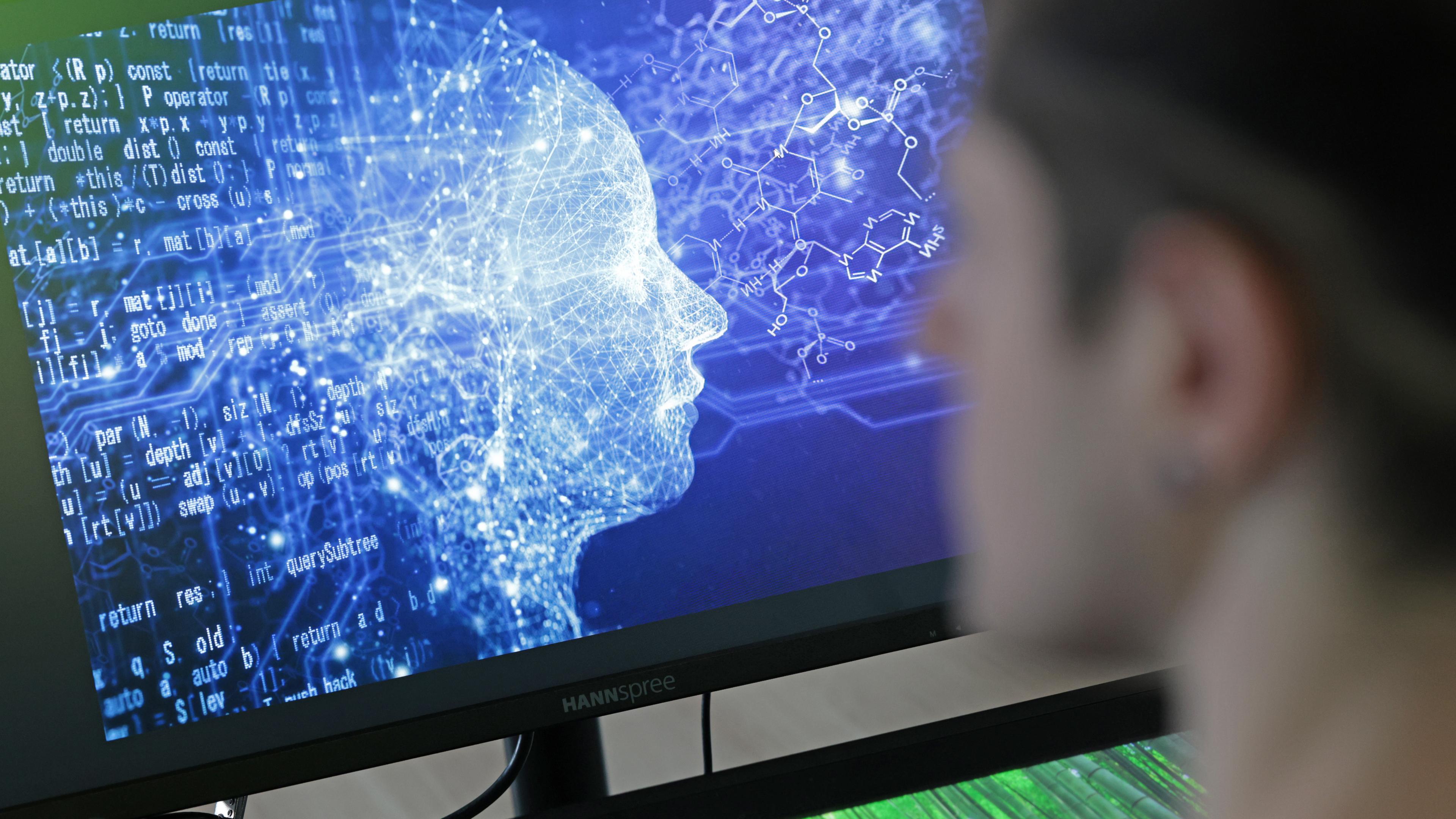 Das Bild zeigt einen Student im Computerraum einer Hochschule vor einem Bildschirm.