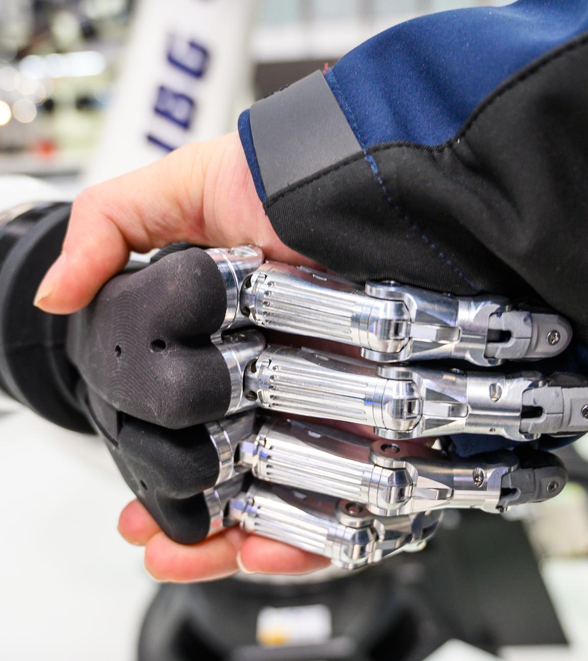 Eine Hand schüttelt eine Roboterhand