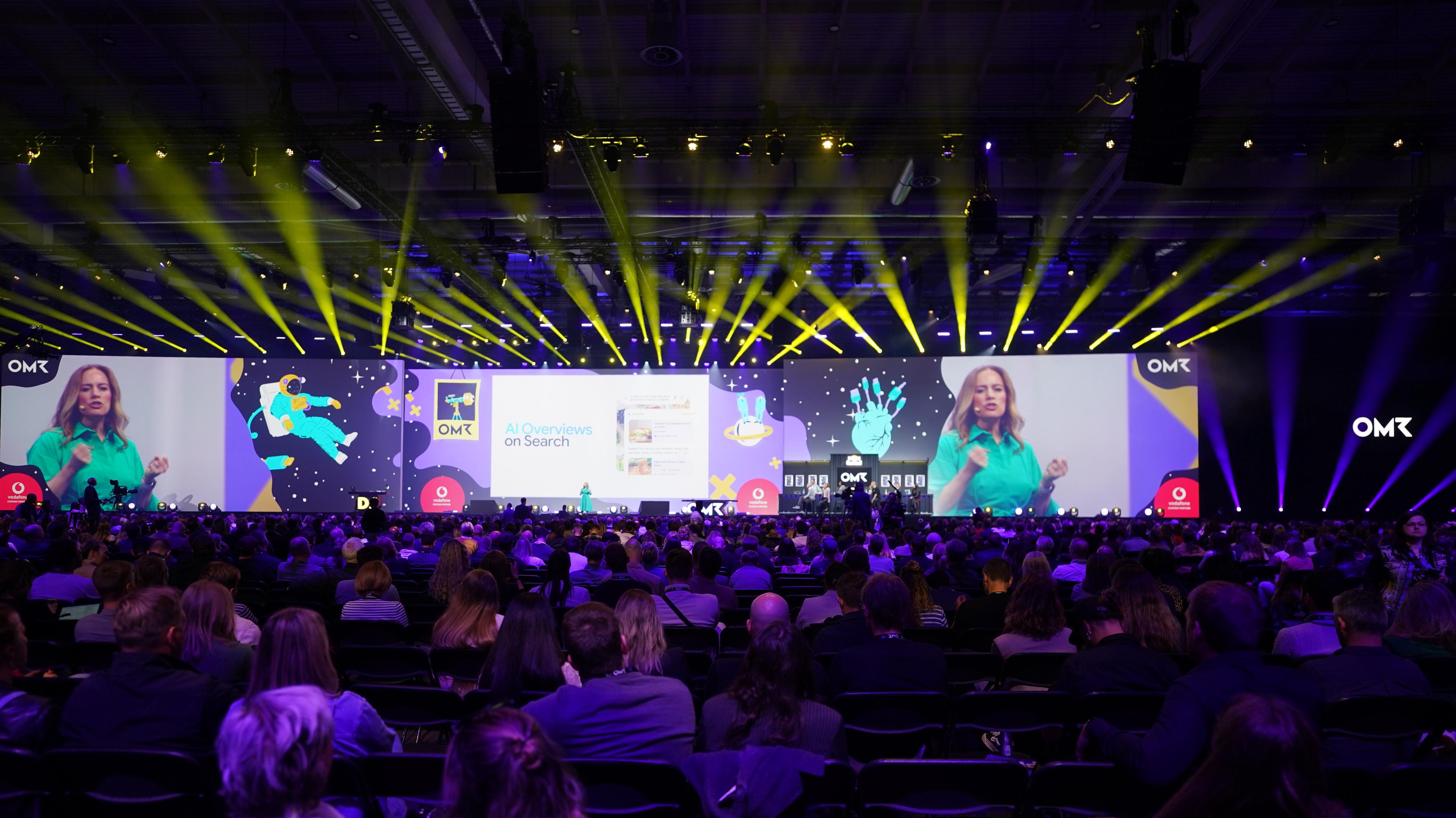 Debbie Weinstein, Präsidentin von Google in Europa, dem Nahen Osten und Afrika, spricht während der Digital- und Marketingmesse OMR in den Messehallen.