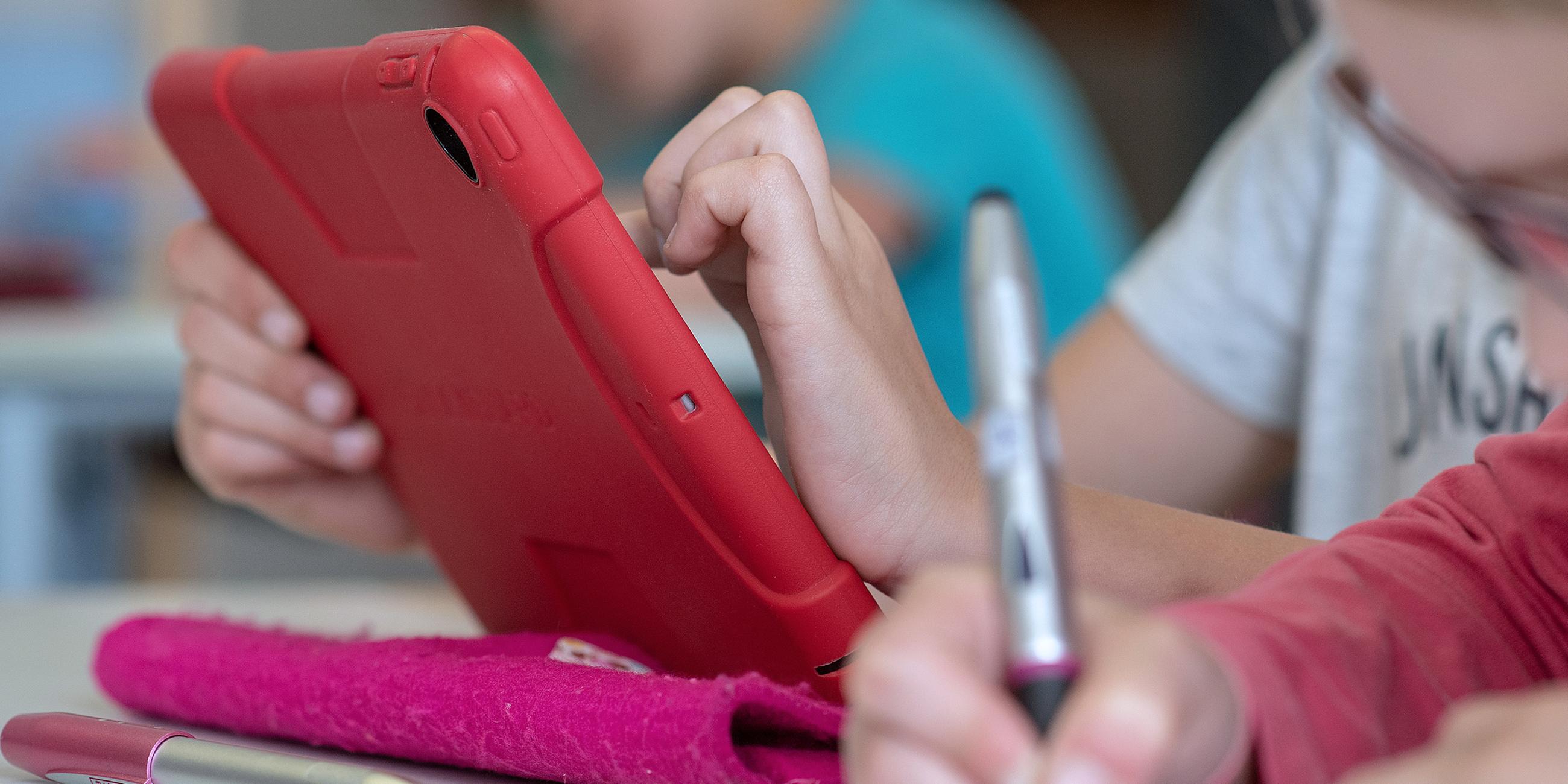 Archiv: Digitaler Unterricht, Grundschüler nutzen ein Tablet