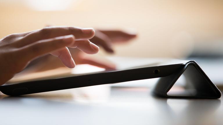 Schüler arbeitet mit einem iPad in der Schule.