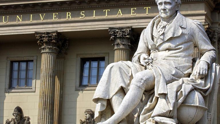 Denkmal Alexander von Humboldts vor der HU Berlin