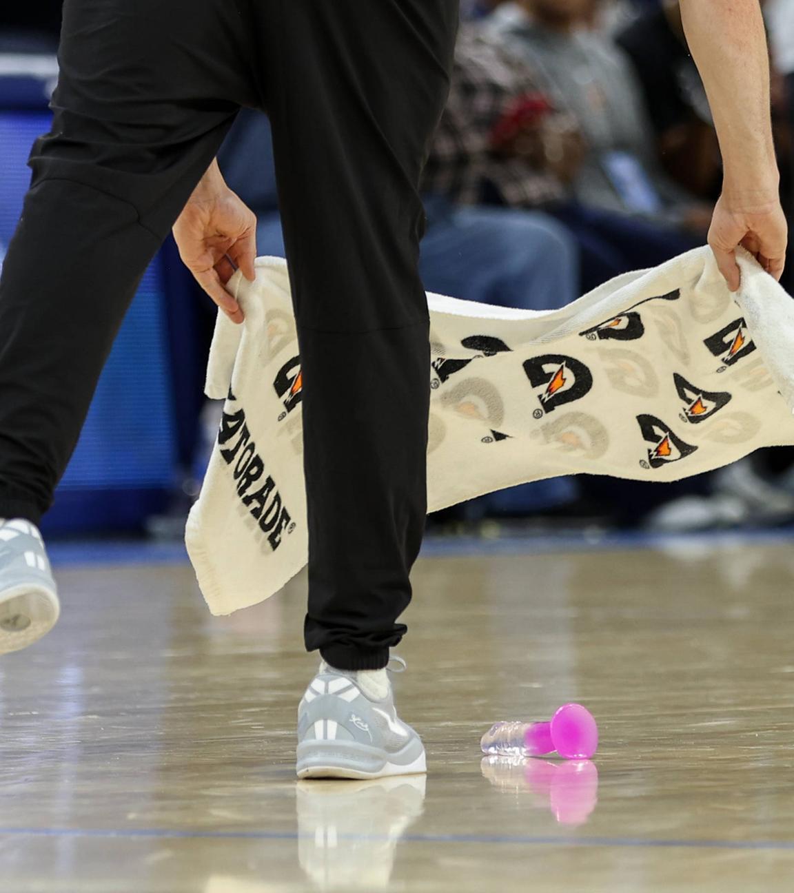 Dildos beim Frauen-Basketball: WNBA-Spiel erneut gestört