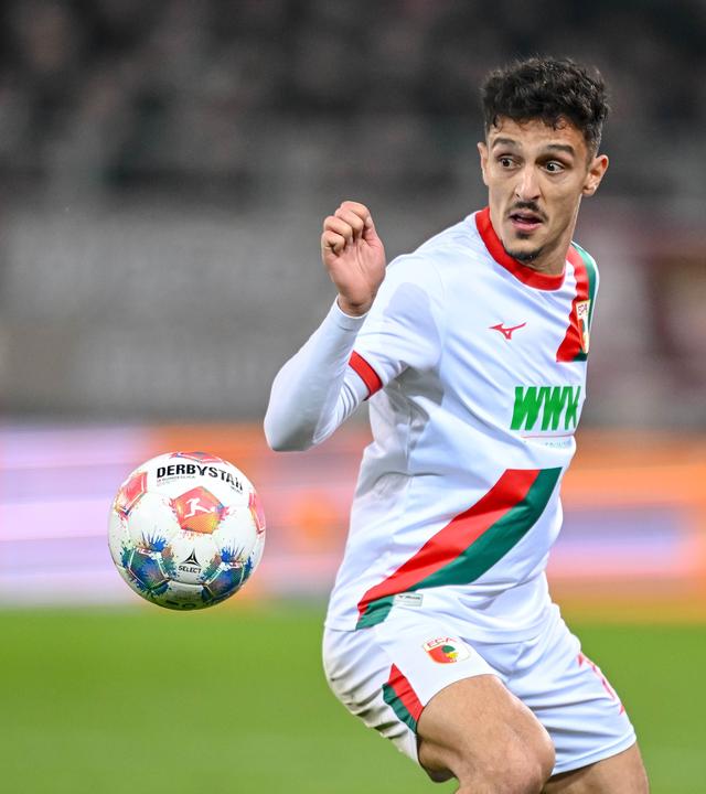 Dimitrios Giannoulis vom FC Augsburg im Spiel gegenden FC Bayern München