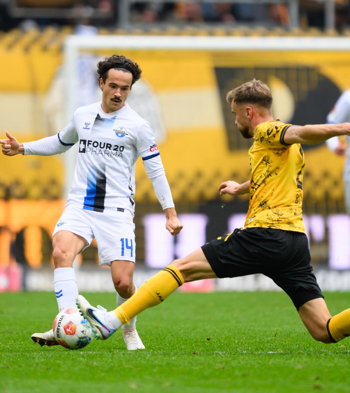 Mika Baur (SC Paderborn, l) und Lars Bünning (Dynamo Dresden) kämpfen. 