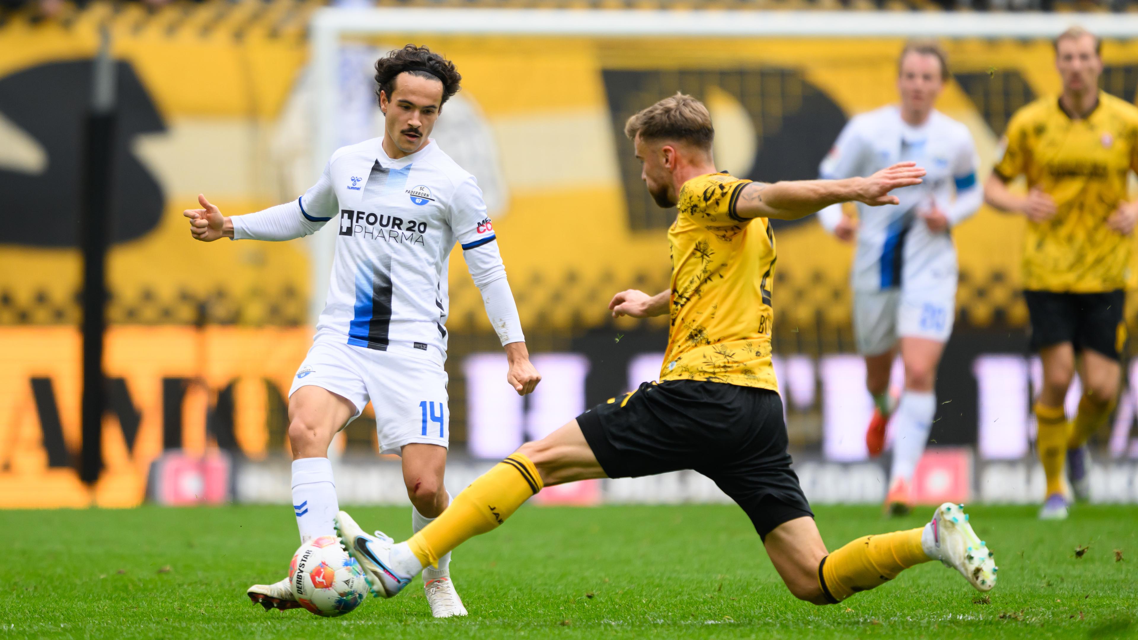 Mika Baur (SC Paderborn, l) und Lars Bünning (Dynamo Dresden) kämpfen. 
