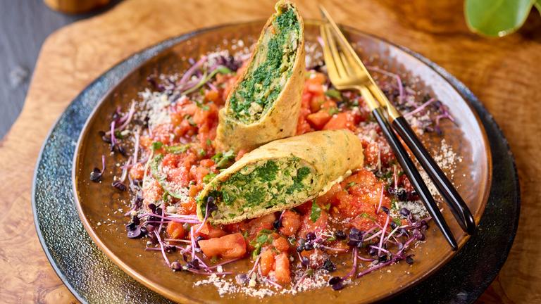 Dinkel-Pfannkuchen-Cannelloni auf Tomatenragout