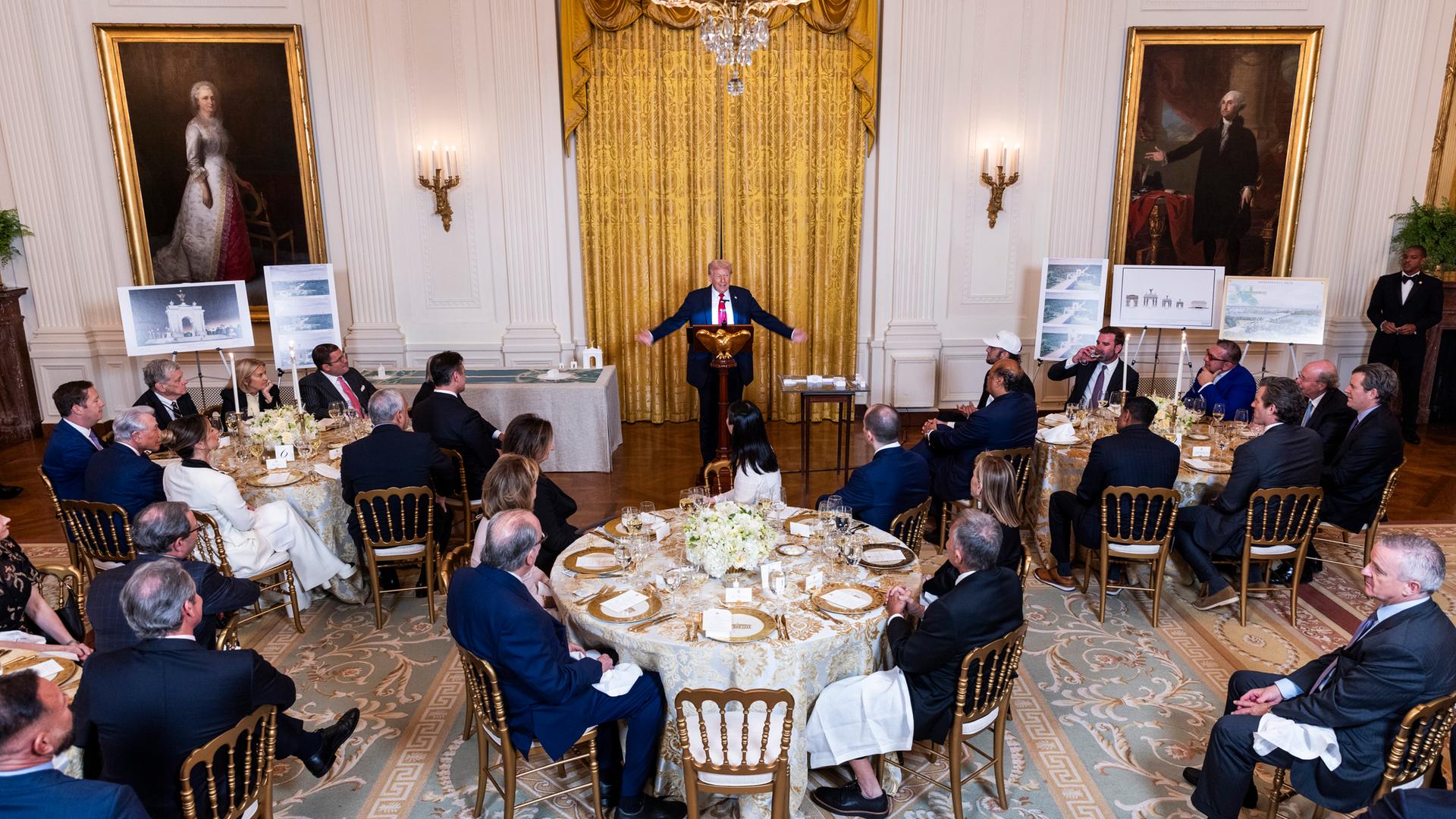 Donald Trump spricht bei einer Spendenaktion zur Erweiterung des geplanten Ballsaals im Weissen Haus