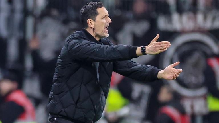 Eintracht Frankfurts Trainer Dino Toppmöller gestikuliert am Spielfeldrand im Bundesligaspiel gegen den SV Werder Bremen