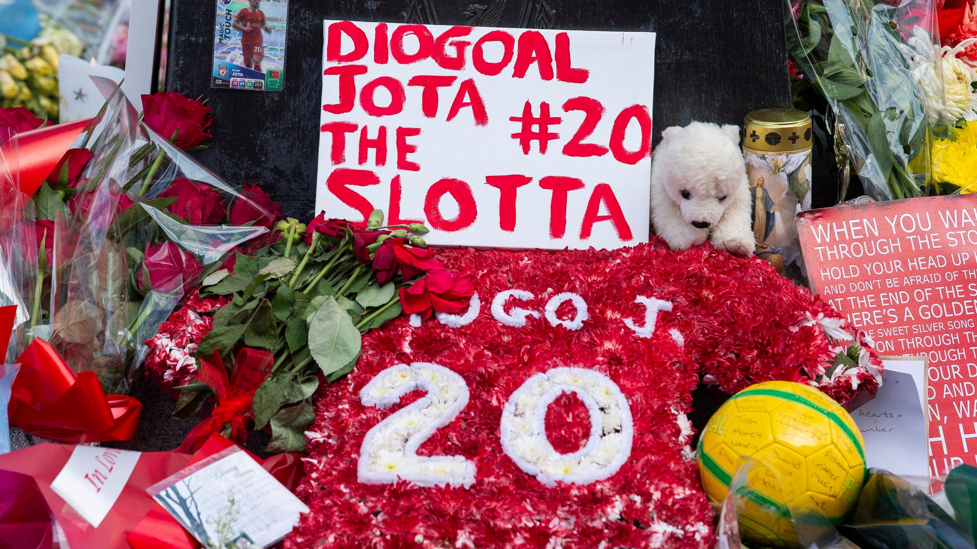 Gedenken an den Fußballspieler Diogo Jota in Anfield, der Heimstätte des FC Liverpool in Liverpool, Großbritannien, 10. Juli 2025. 