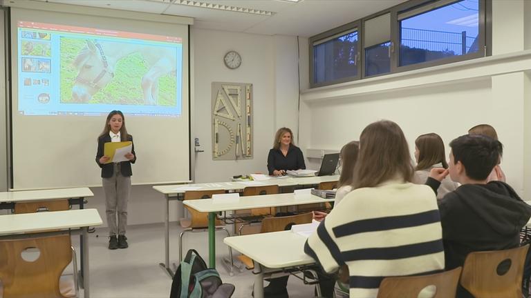 Auf dem Bild ist eine Schule mit Flüchtlingskindern zu sehen.