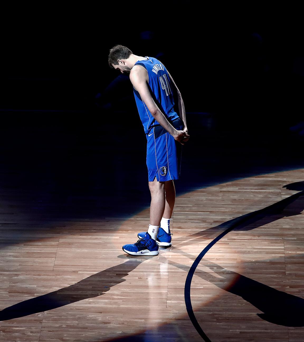 Dirk Nowitzki verneigt sich vor den Fans
