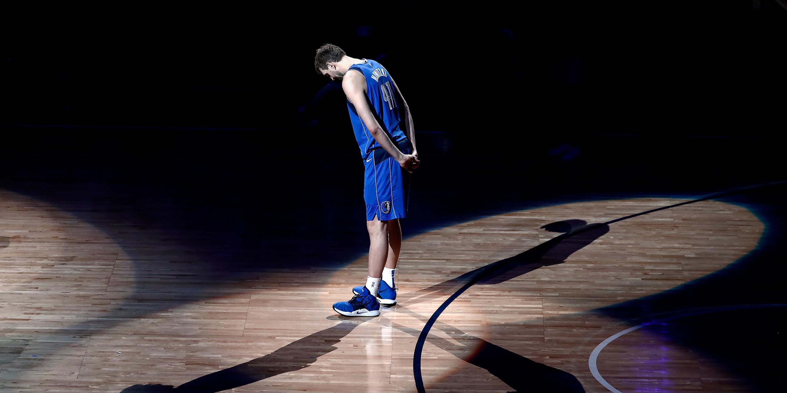 Dirk Nowitzki verneigt sich vor den Fans