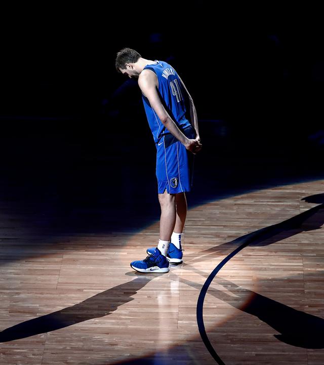 Dirk Nowitzki verneigt sich vor den Fans