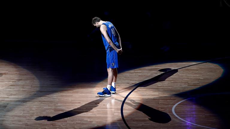 Dirk Nowitzki verneigt sich vor den Fans