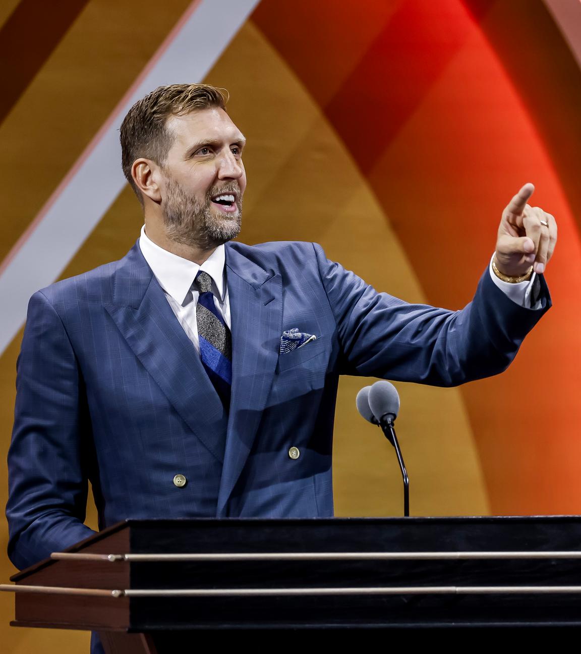 Dirk Nowitzki am Rednerpult im Zuge seiner Aufnahme in die Basketball Hall of Fame - 2023