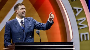 Dirk Nowitzki am Rednerpult im Zuge seiner Aufnahme in die Basketball Hall of Fame - 2023