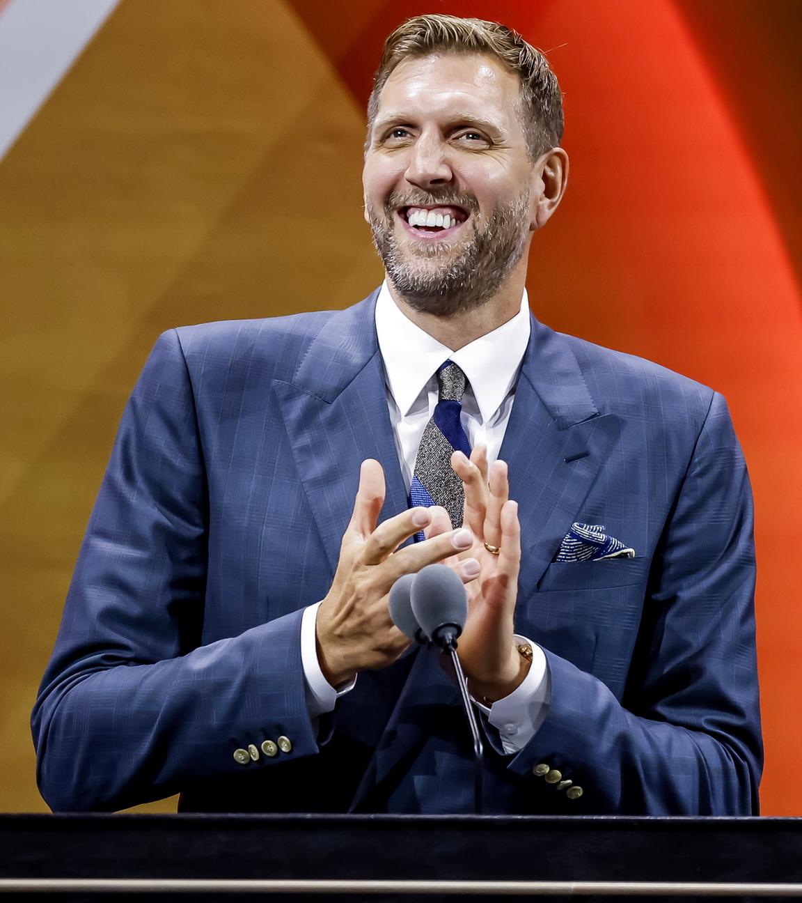 Dirk Nowitzki am Rednerpult im Zuge seiner Aufnahme in die Basketball Hall of Fame - 2023