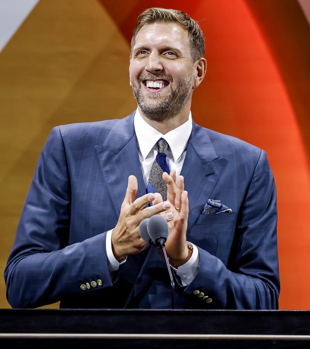 Dirk Nowitzki am Rednerpult im Zuge seiner Aufnahme in die Basketball Hall of Fame - 2023